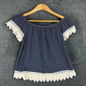 Free Kisses Blue and White Lace detail Short Sleeve Blouse Sz Med.